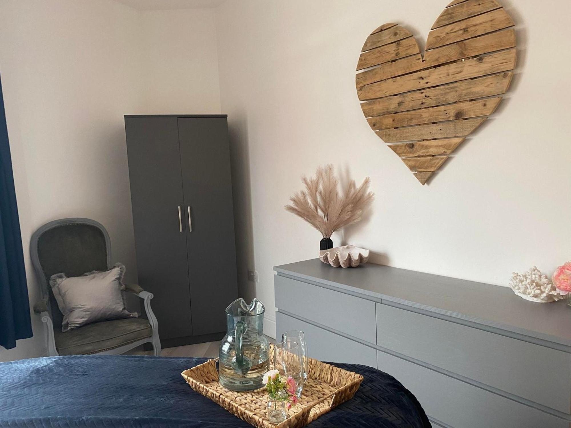 The Retreats 2 Kenfig Hill Pet Friendly 2 Bedroom Flat With King Size Bed Twin Beds And Sofa Bed Sleeps Up To 5 People Bagian luar foto